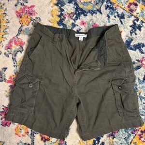 Like new men’s olive green cargo shorts